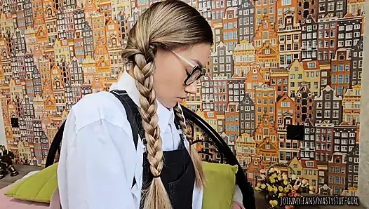 Gözlüklü mütevazı ve iyi huylu güzellik götten sikilirken sessiz kaldı