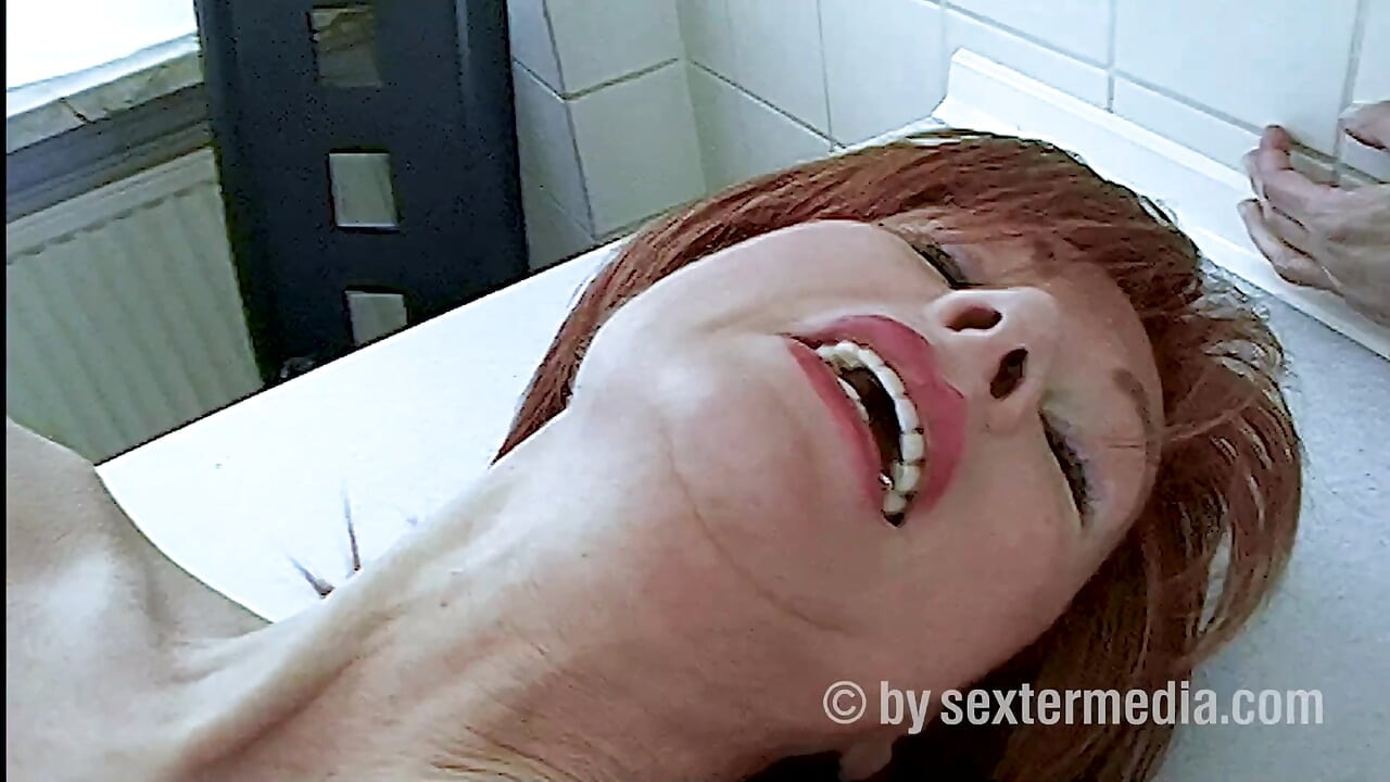 Büyük memeli kızıl saçlı seks takıntılı orta yaşlı seksi kadın iş başında