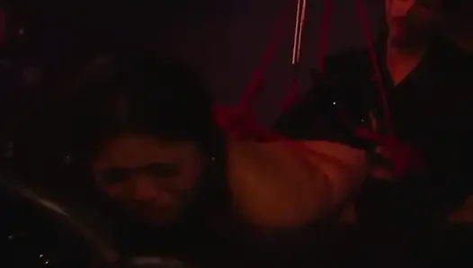 Crystal mika tan'ı göğüslerini ısırarak ve sertleştirerek cezalandırıyor!