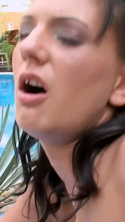 Heyecanlı esmer orta yaşlı seksi kadın cennet bahçesinde dildo oynuyor ve sikişiyor