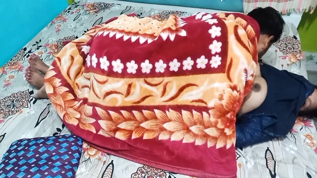 Çok güzel Hintli çift sikişiyor.