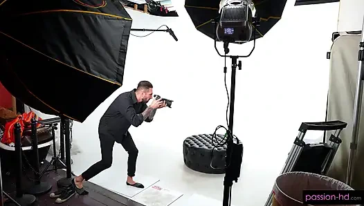 Yarağa aç model fotoğraf çekimi sırasında dölle doluyor