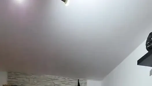 Orta yaşlı seksi kadın amcığını parmaklıyor ve fışkırtarak orgazm oluyor