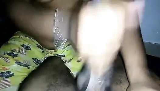 Hintli gırtlağına kadar sakso çekiyor ve döl yiyen genç kız şimdiye kadarki en iyi büyük yarağı yutuyor