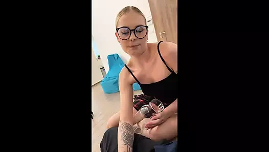 Kırmızı mini etekli ve yüksek topuklu bronz renkli çoraplı şimdiye kadarki en ateşli sekreter minyon azgın sarışın büyük bir yaraklı adamı boşaltıyor