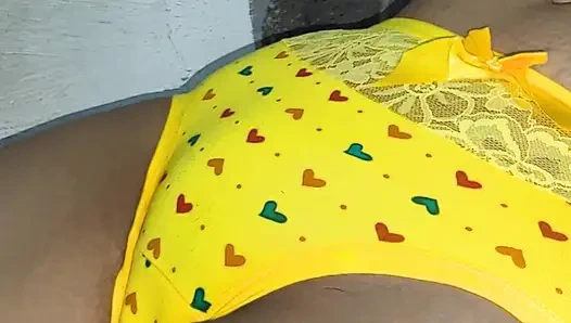 I'm a virgin! Oh yes, that's so good! Slowly penetrate my pussy in this Tamil Indian video.