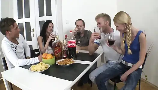 İki edepsiz gençle ateşli bir grup seks!