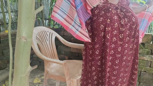 Pados ki bhabhi ki chut chat kar Pani nikala
