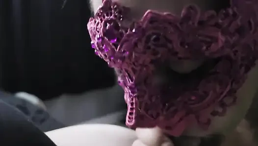 Milf cachonda en una mamada de máscara rosa con tragada