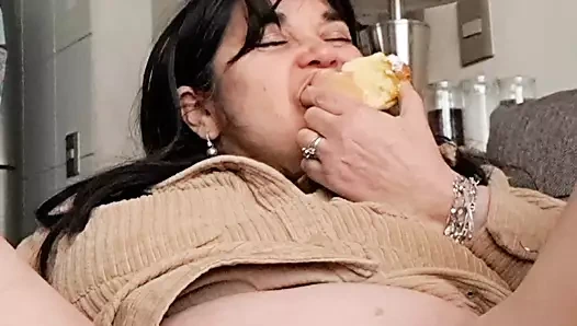 Sikişiyor ve vajinamı okşuyor, ne kadar lezzetli