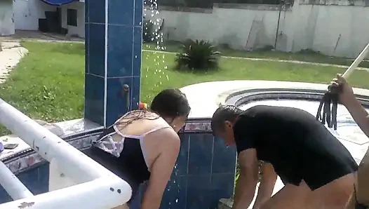 Onları duşta dövüyor