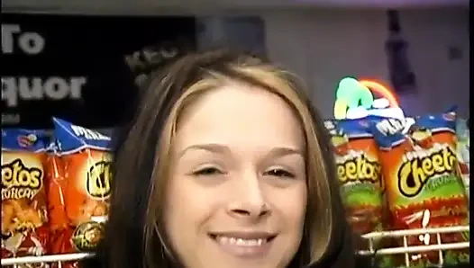 Güzel sarışın fussy pazarda büyük yarak emiyor