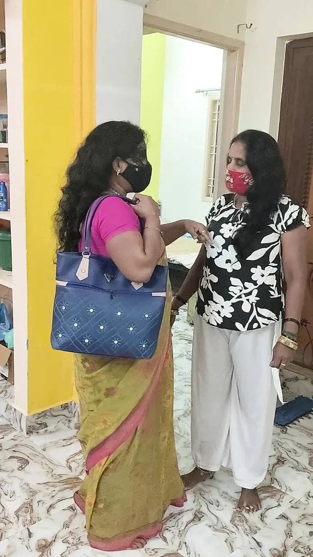 Komşu kayınpederinin önünde üvey kızını sikiyor