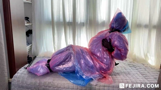 Fejira com, kendilerini serbest bırakmak için çok sayıda plastik yağmurluk giyiyor