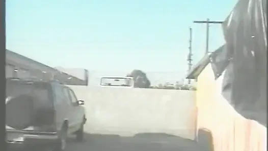 Beyaz süper kahraman maskeli kaslı yabancı alışveriş merkezinin otoparkında zenci piliçle