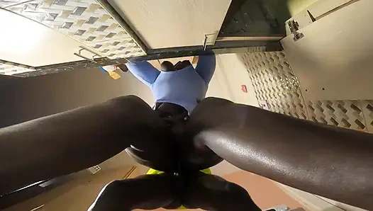 Geile klempnerin bohrt ihren dicken arsch