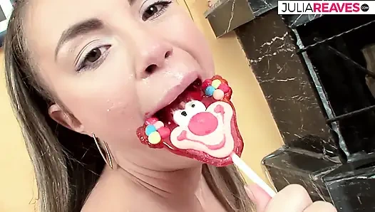 Sıska hatun şekerle mastürbasyon yapıyor ve sonra büyük bir yarakla sikiliyor