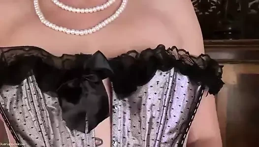 Betsy Blue korseyle mastürbasyon yapıyor