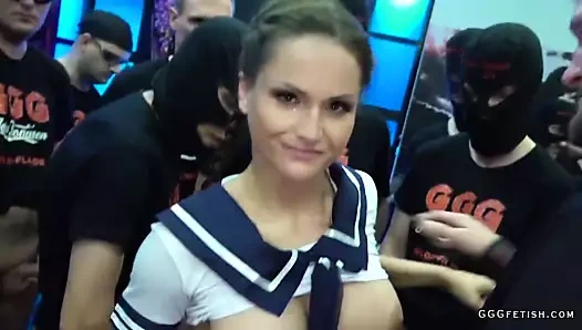 Sıcak barbara bieber içinde üniforma verir oral oral seks