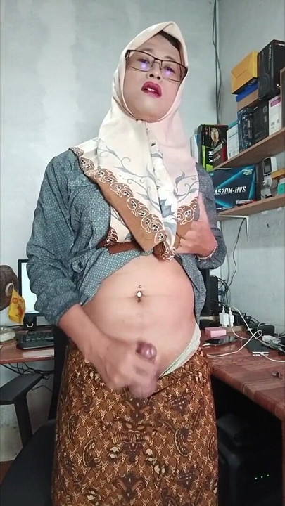 Masturbating Hijab Ladyboy Cums