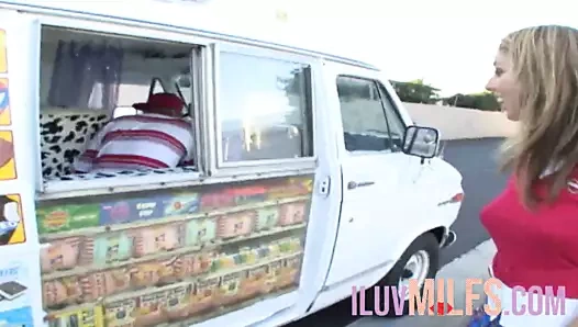 küçük göğüsleri teen yalama dondurma sonra alır fucked içinde onu ıslak amcık