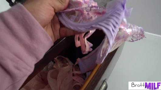 Üvey annemin külotuyla yakalandım