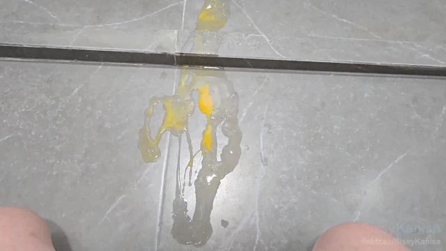 Kadın kılıklı Kanisa götünden taze yumurta yiyor