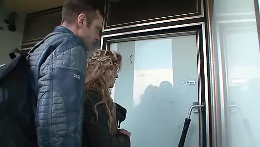 Denemek istiyor ve azgın amına ve göt deliğine sokuyor