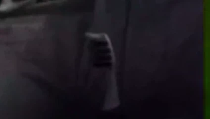 Sassy birini elektrikli diş fırçasıyla ovuyor.....