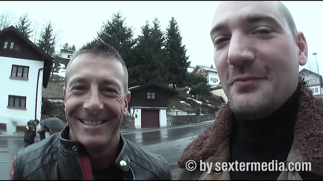 Güzel esmer kadınla üçlü çifte penetrasyon ve göt yalama