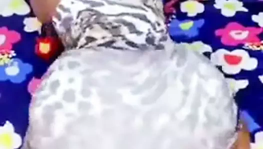 Afrikalı kız büyük poposunu göster