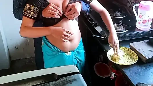 Komşu ev hanımı kayınbiraderi tarafından sikiliyor
