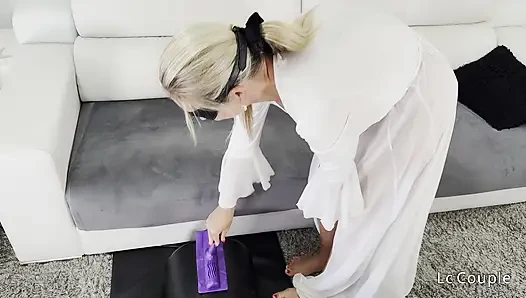 Bakış açısı evli kadın sybian'a biniyor ve büyük bir boşalmayla bitiyor