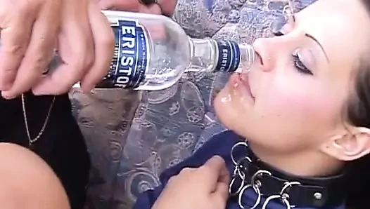 Güzel Alman genç kız açık havada ateşli sikişten sonra sperm yiyor