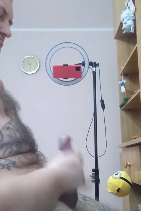 Beni mastürbasyon yaparken yakaladı ve boşalmama yardım etti
