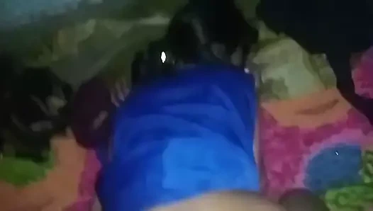 Ateşli üvey erkek kardeşim yatak odasında seks yapıyor