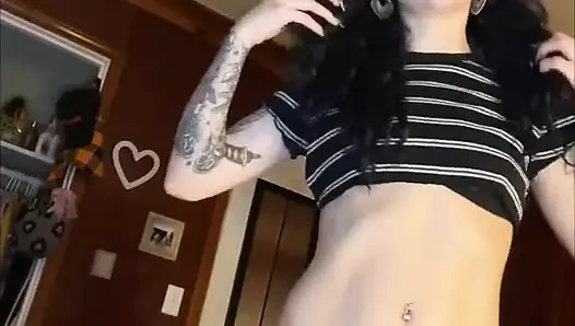 Gotik sürtük odana boşalır ve seni şipşoz için kullanır