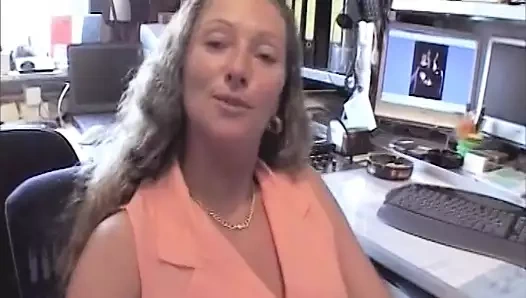 Bir sıcak esmer sekreter itibaren almanya seviyor binicilik bir sert horoz içinde the ofis