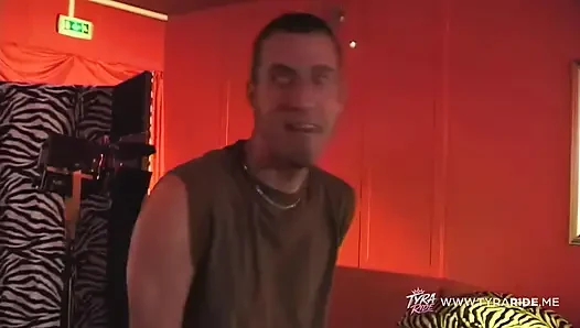 Çıplak çiftler ve direk dansı ile vahşi eş değiştirme kulübü gecesi