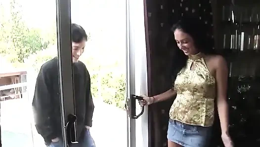 Esmer genç kız sabun ve yağ içinde mastürbasyon yapıyor