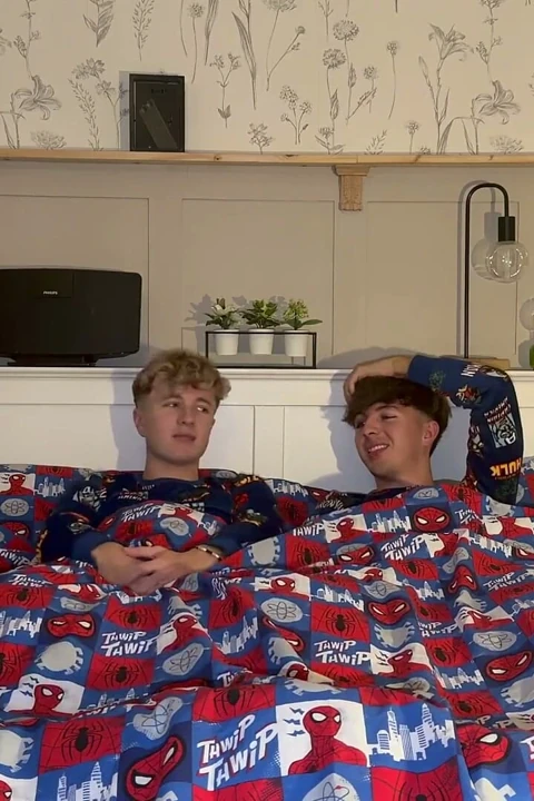 Twink çift yatakta sikişiyor, sonra tek başına boşalıyor