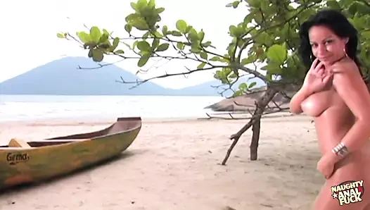 Seksi çift ıssız bir ada buluyor ve birkaç gün boyunca orada tutkulu sevgi dolu seks yapıyor