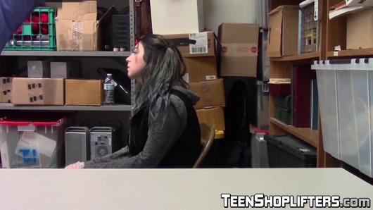 horoz yiyen shoplifter amilia oniks seviyor onu ceza