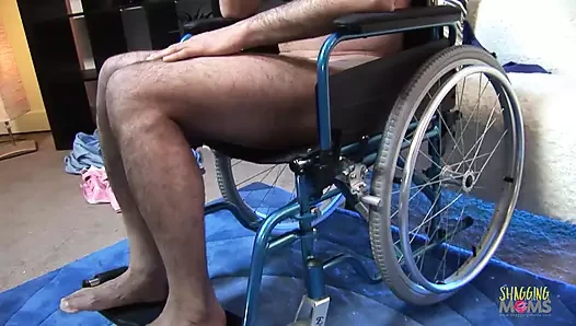 İri göğüslü biseksüel hemşireler büyük bir yarak emiyor ve birlikte biniyor