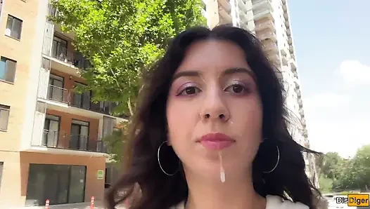 Kız sokaklarda boşalmak için yüzüne boşalmak istiyor - sakso