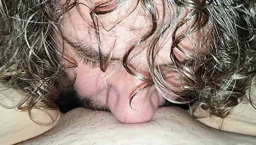 Yalama, emme, sevişme. Beni o kadar güzel boşaltıyor ki içime fışkırmasına izin vermek zorunda kalıyorum. Creampie