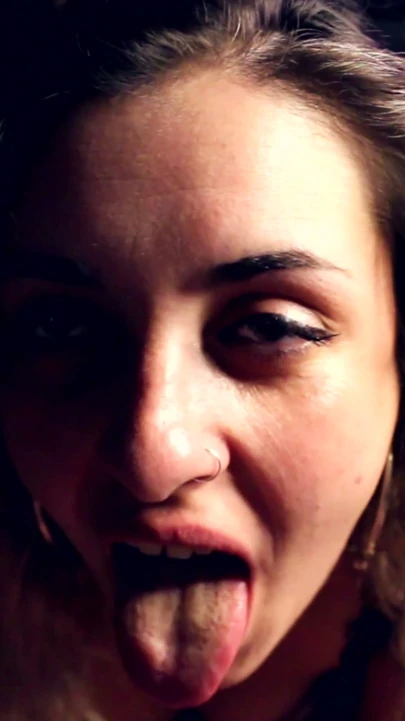 Lübnanlı olgun orta yaşlı seksi kadın şehvetli bir sakso çekiyor ve dölümü yutuyor. | Klip 3