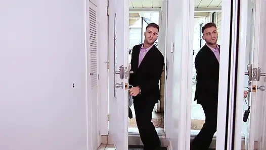 Büyük bir yarağa biniyor