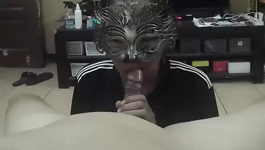 Pinay hizmetçim günü bitirmek için rahatlatıcı bir sakso çekiyor