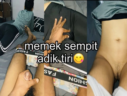 Üvey kız kardeşimin odasına otur ve sikilmesine izin ver.